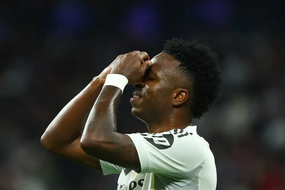 Vinicius Junior dưới sức ép ở Real Madrid: Khán đài chia rẽ, thượng tầng ủng hộ nhưng không nuông chiều 7 Vinicius xóa ảnh đại diện có hình Real Madrid